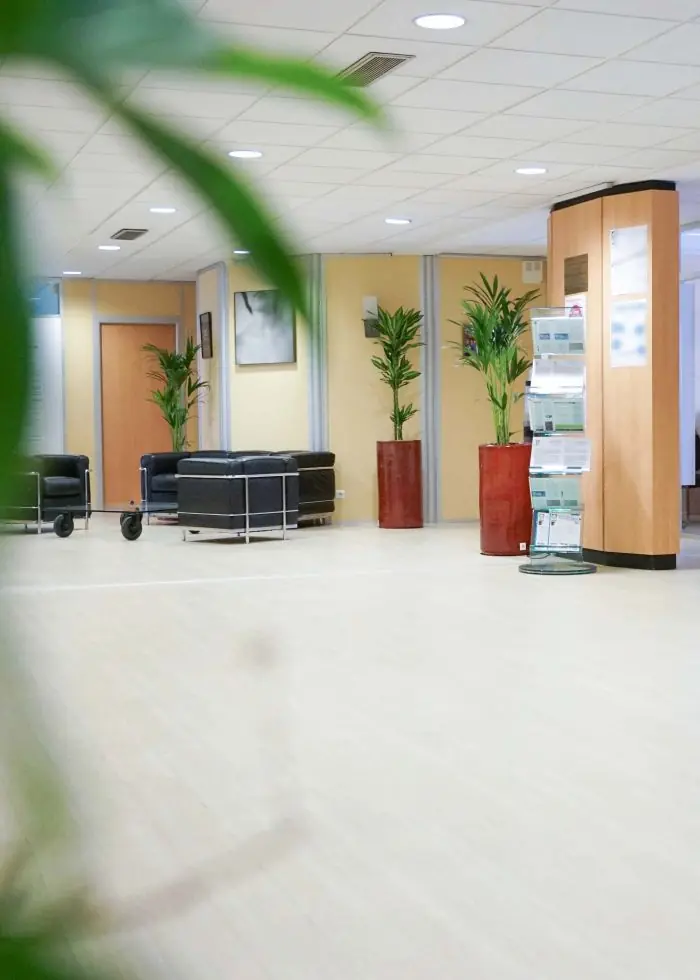 Couloir de centre médical entretenu avec des produits désinfectants conformes aux normes sanitaires.