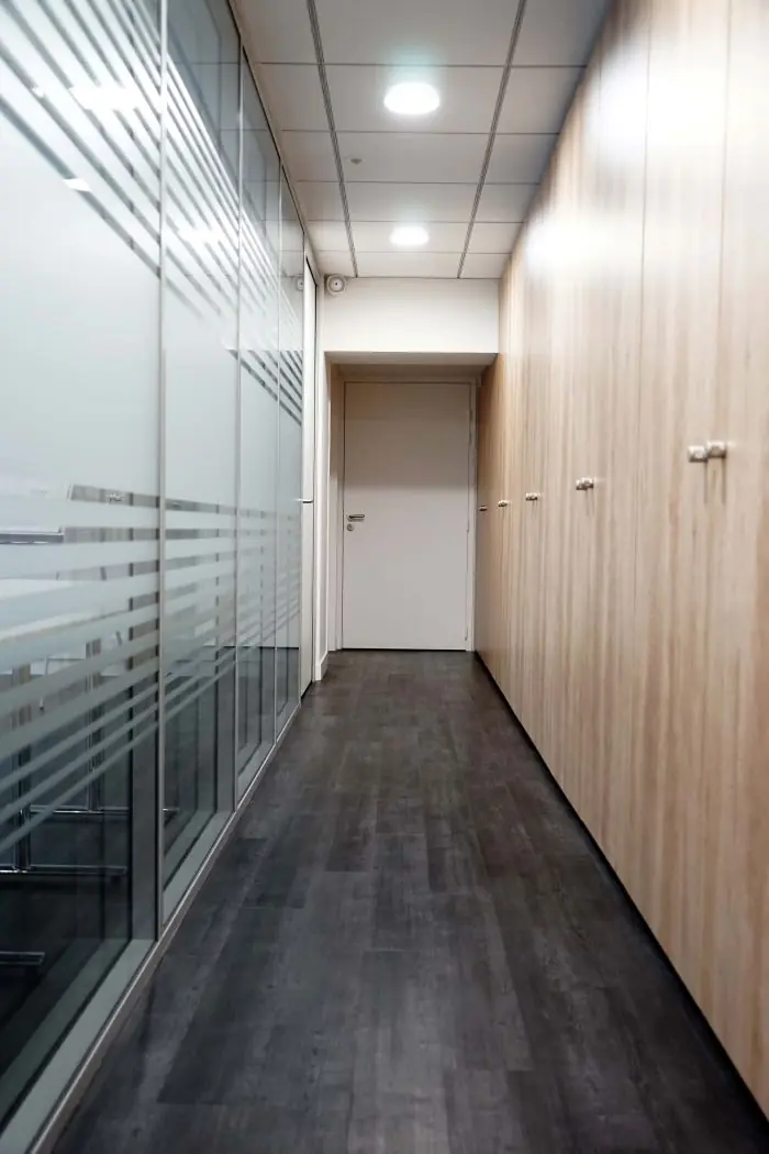 Couloir d'entreprise impeccable suite à l'entretien régulier des locaux tertiaires.