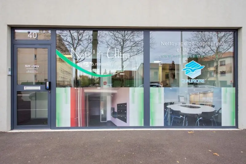 Façade des locaux de l'entreprise de nettoyage Nett' Plus Ultra à Vénissieux près de Lyon.
