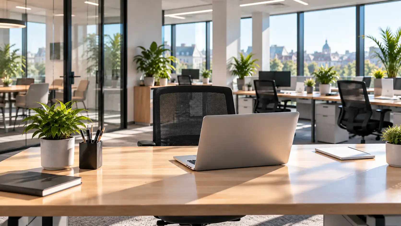 Vaste espace de bureaux open space moderne, lumineux et impeccablement nettoyé, avec des postes de travail bien rangés.